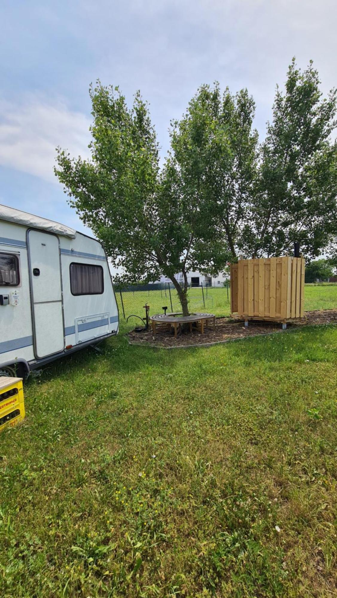 Louise'S Camper Hotel Neusiedl an der Zaya Exterior foto